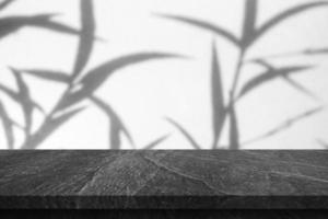 marmo tavolo superiore con albero ombra far cadere su bianca parete sfondo per modello Prodotto Schermo foto