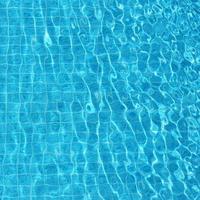 blu increspato acqua sfondo nel nuoto piscina foto