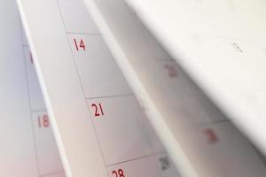 astratto sfocatura calendario pagina capovolgimento foglio vicino su sfondo attività commerciale programma pianificazione appuntamento incontro concetto foto