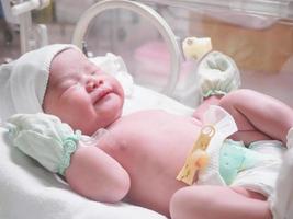 neonato bambino infantile dormire nel il incubatrice a ospedale foto