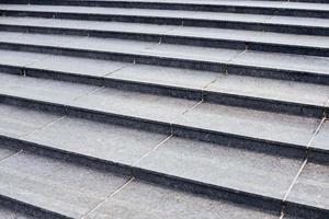 grigio pietra passaggi nel moderno stile, grande scala con simile a una pietra grigio struttura, largo granito scala foto