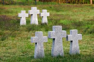 croci di pietra di granito nel cimitero militare tedesco, russia foto