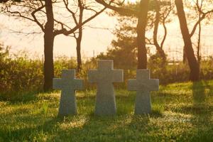 croci di pietra al tramonto nel cimitero militare tedesco, europa foto