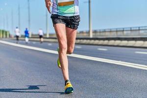 in esecuzione uomo su strada foto