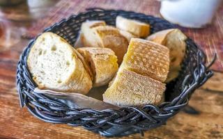 pane nel cestino e verde coriandolo salsa ristorante Messico. foto