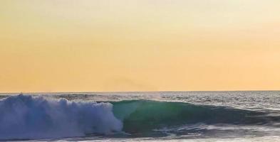 colorato d'oro tramonto grande onda e spiaggia puerto escondido Messico. foto