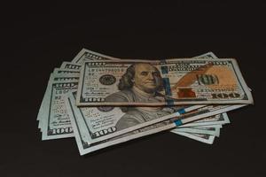 100 noi dollari, 100 noi dollari banconote su il tavolo, finanziario sfondo foto