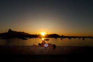 rio de janeiro, rj, brasile, 2022 - tramonto a quartiere di Urca, tradizionale Quartiere nel rio de janeiro - ragazza nel silhouette foto