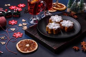 caldo vin brulé vino con un' fetta di arancia, con cannella, Chiodi di garofano e altro spezie foto