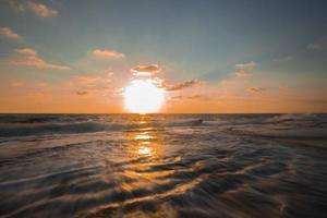 bellissimo Visualizza di il mare con il sole splendente nel un' blu cielo nel il sfondo foto