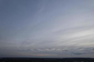 bellissimo cielo con drammatico nuvole di droni alto angolo metraggio al di sopra di città di Inghilterra UK foto