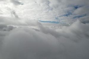 bellissimo cielo con drammatico nuvole di droni alto angolo metraggio al di sopra di città di Inghilterra UK foto