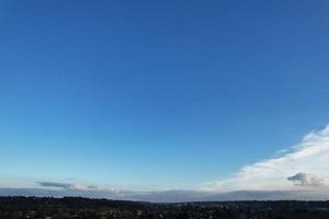 bellissimo cielo con drammatico nuvole di droni alto angolo metraggio al di sopra di città di Inghilterra UK foto