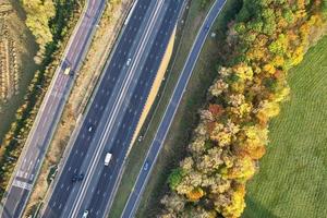 aereo Visualizza di Britannico strade e traffico su un' soleggiato giorno foto