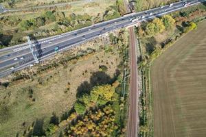 aereo Visualizza di Britannico strade e traffico su un' soleggiato giorno foto