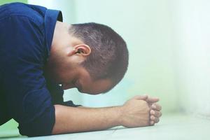 stressato uomo sofferenza a partire dal depressione foto