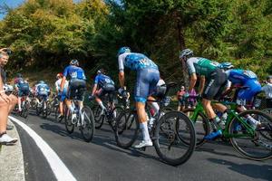 Italia 2022 Giro di lombardia gruppo ciclisti impegnato nel il salita di dossena foto