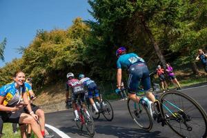 Italia 2022 Giro di lombardia gruppo ciclisti impegnato nel il salita di dossena foto