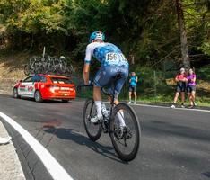 Italia 2022 Giro di lombardia gruppo ciclisti impegnato nel il salita di dossena foto