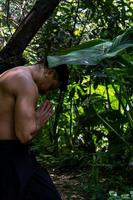 giovane uomo, fare yoga o reiki, nel il foresta molto verde vegetazione, nel Messico, guadalajara, bosque colomi, ispanico, foto