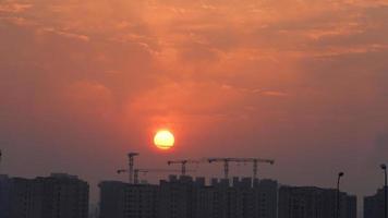 il bellissimo tramonto Visualizza con il colorato nuvole e cielo nel il città foto