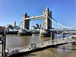 una veduta del Tower Bridge di Londra foto