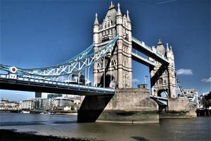 una veduta del Tower Bridge di Londra foto