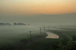 bellissimo paesaggio fiume coperto con smog e nebbia prima Alba foto