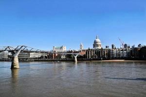 un' Visualizza di il fiume Tamigi nel Londra su un' soleggiato giorno foto