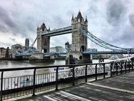 una veduta del Tower Bridge di Londra foto