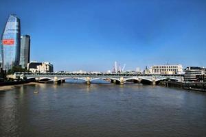 un' Visualizza di il fiume Tamigi nel Londra su un' soleggiato giorno foto