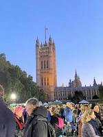 Londra nel il UK nel settembre 2022. persone nel un' coda per vedere il Regina dire bugie nel stato. foto