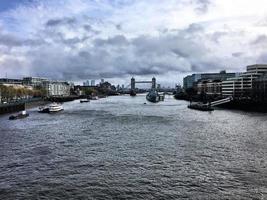 una vista del fiume Tamigi a Londra foto