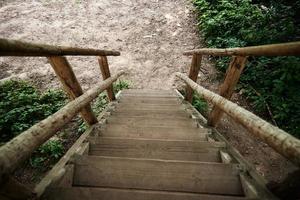 di legno le scale per discesa giù e salire su. vecchio di legno passaggi foto