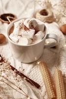 caldo cioccolato con marshmallow e Natale decorazioni. inverno accogliente casa foto