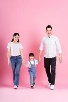 contento giovane asiatico famiglia Immagine, isolato su rosa sfondo foto