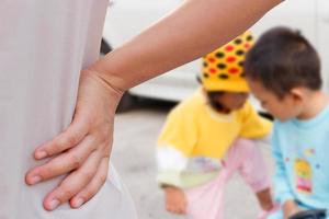 madre rimprovero un' cattivo bambino a giocare a. foto