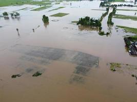 allagamento nel rurale comunità nel Tailandia causato di tempeste causando pesante piove per Continua foto