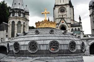 una veduta di lourdes in francia foto