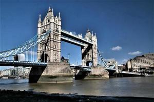 una veduta del Tower Bridge di Londra foto