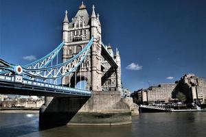 una veduta del Tower Bridge di Londra foto