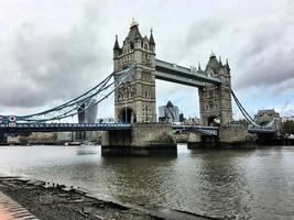 una veduta del Tower Bridge di Londra foto