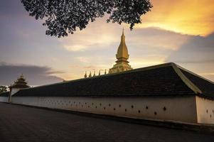 Laos viaggio punto di riferimento, d'oro chedi, wat Phra quello luang a tramonto nel vientiane foto