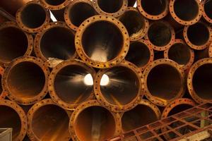 un' struttura industriale sfondo di arrugginito ferro tubi pila foto