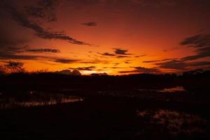 bellissimo paesaggio scenario di drammatico colorato tramonto foto