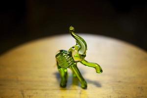 verde elefante. elefante fatto di bicchiere su tavolo. circo animale. foto