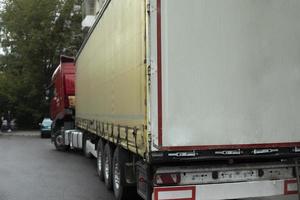 camion nel il parcheggio quantità. camion fermare vicino il autostrada. grande trailer per mezzi di trasporto di merce. foto