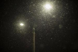 leggero e neve. lampade nel buio nel bufera di neve. polo con Due lampade. foto