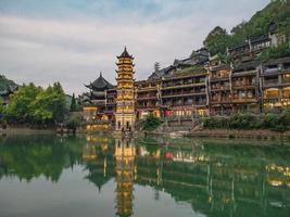 scenario Visualizza con tramonto cielo di fenghuang vecchio cittadina .Fenice antico cittadina o fenghuang contea è un' contea di hunan Provincia, Cina foto