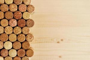 un' lotto di vino strutturato vino sughero su il di legno sfondo, superiore Visualizza. foto